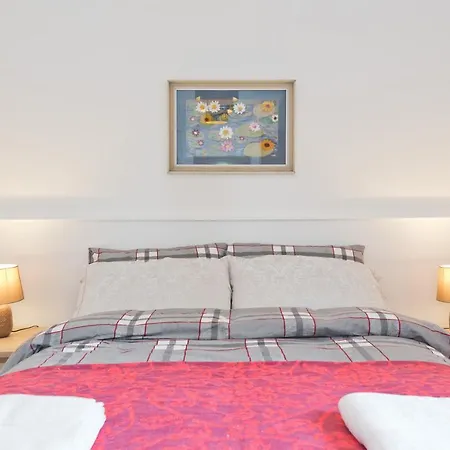 Superb Location, 1 Bed In City Center